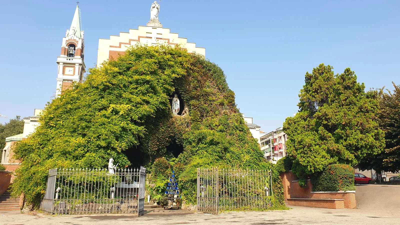 Jardin et grotte de Lourdes — Milan