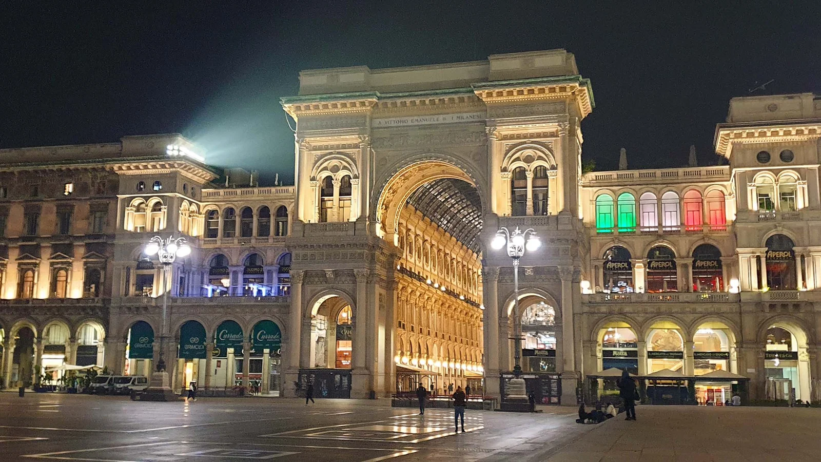 Galerie Vittorio Emanuele II — approche depuis le Duomo — Milan
