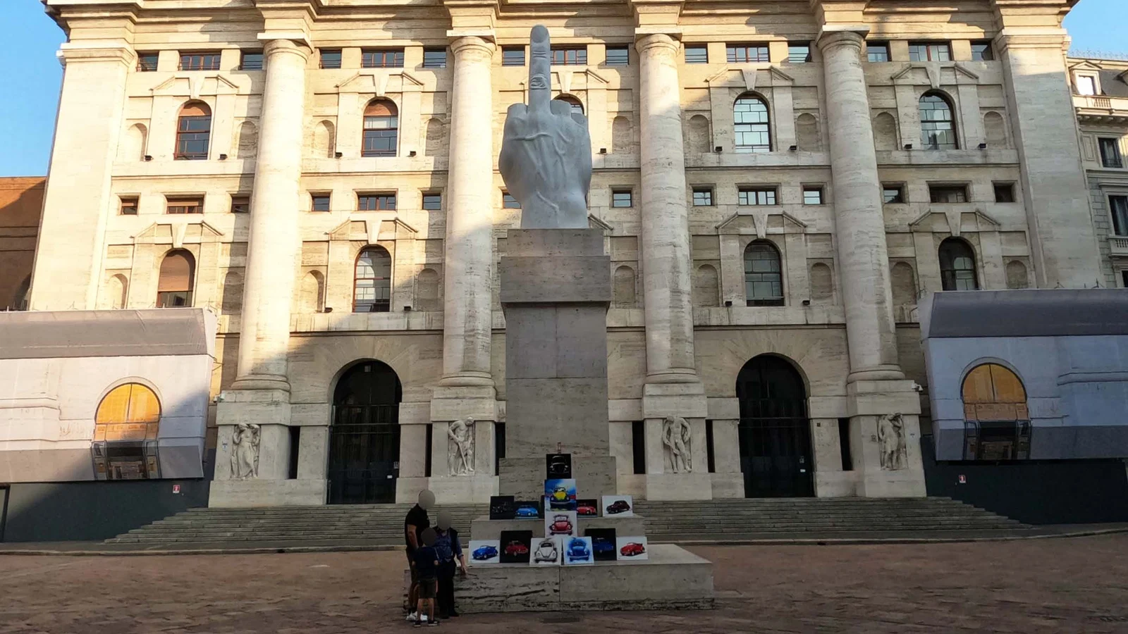 L.O.V.E., sculpture de Maurizio Cattelan — Milan