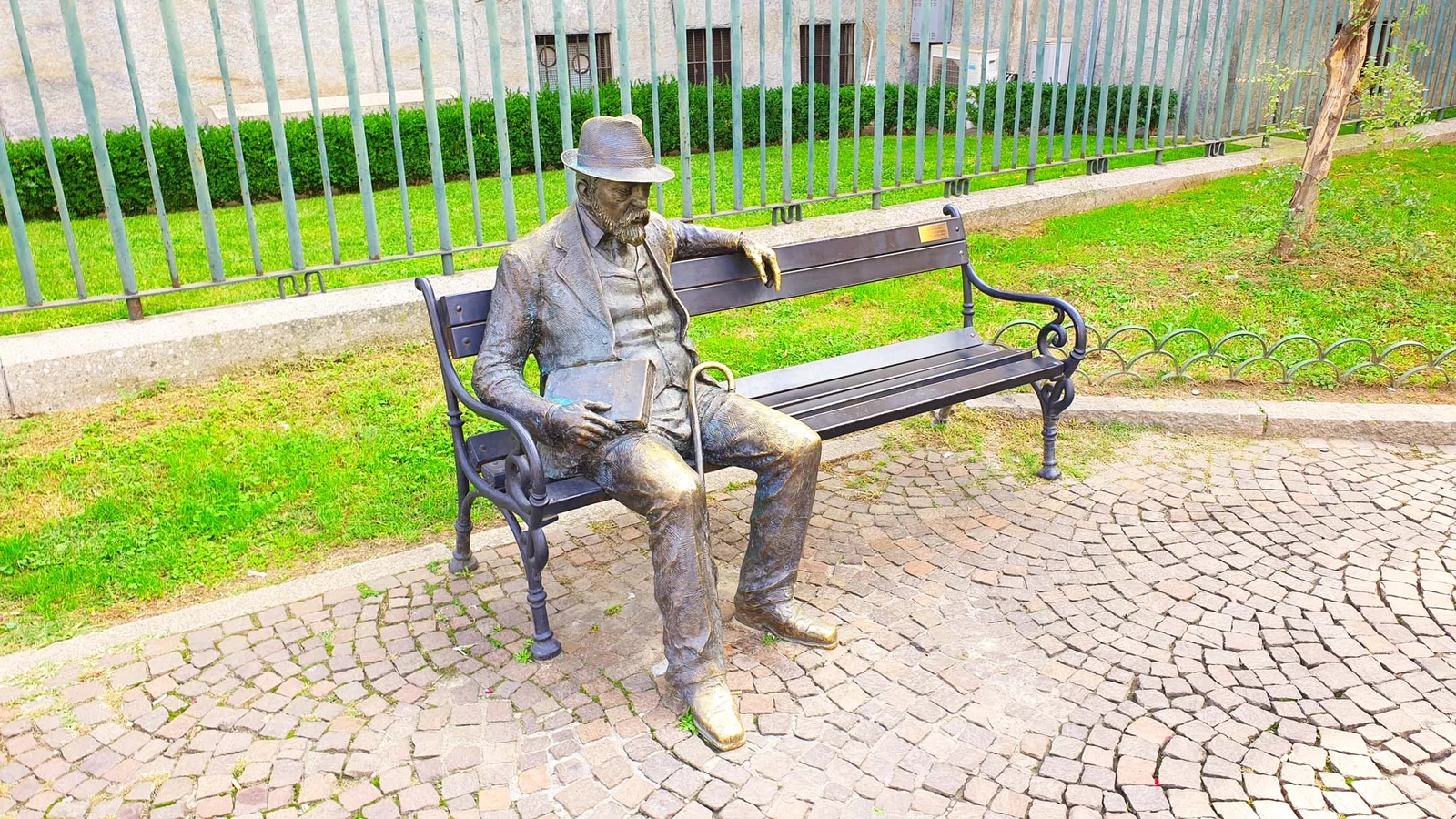 Monument à Pencho Slaveykov — Milan