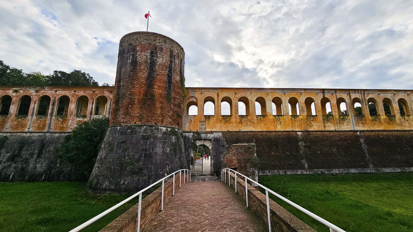 Fortezza Nuova — les remparts du jardin — Pise