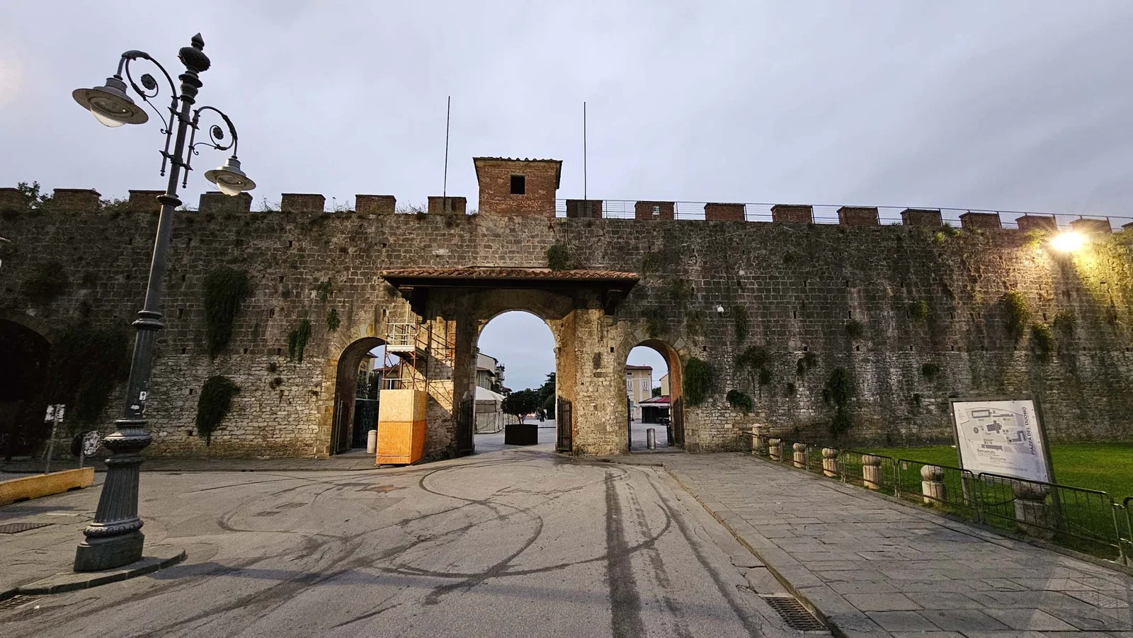 Porta Santa Maria Pisa — Pise