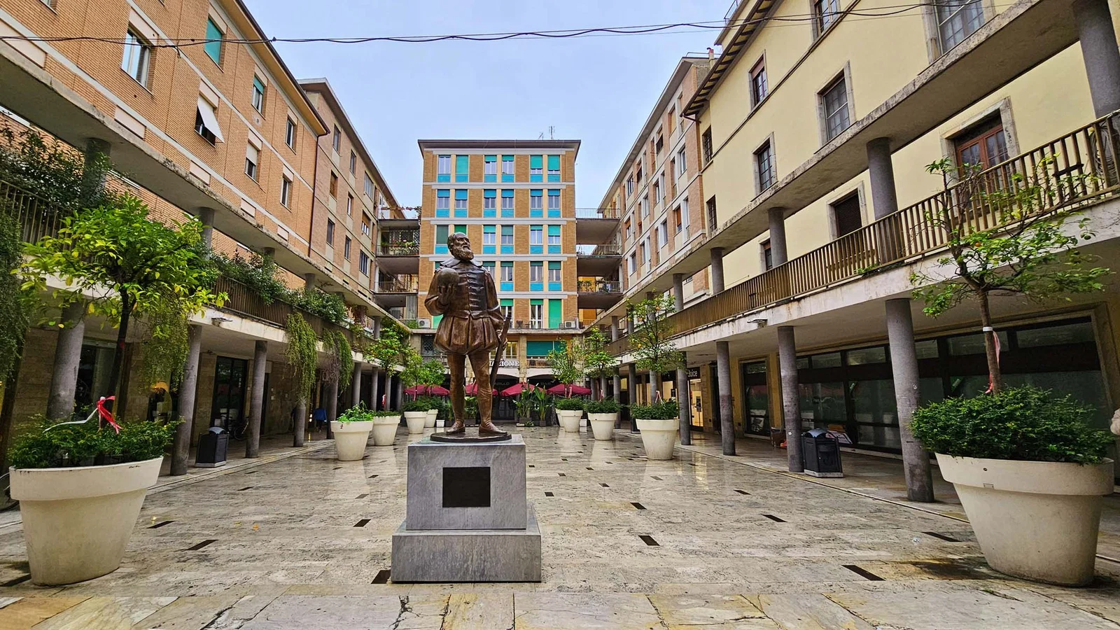 Statue de Galilée — centre historique — Pise