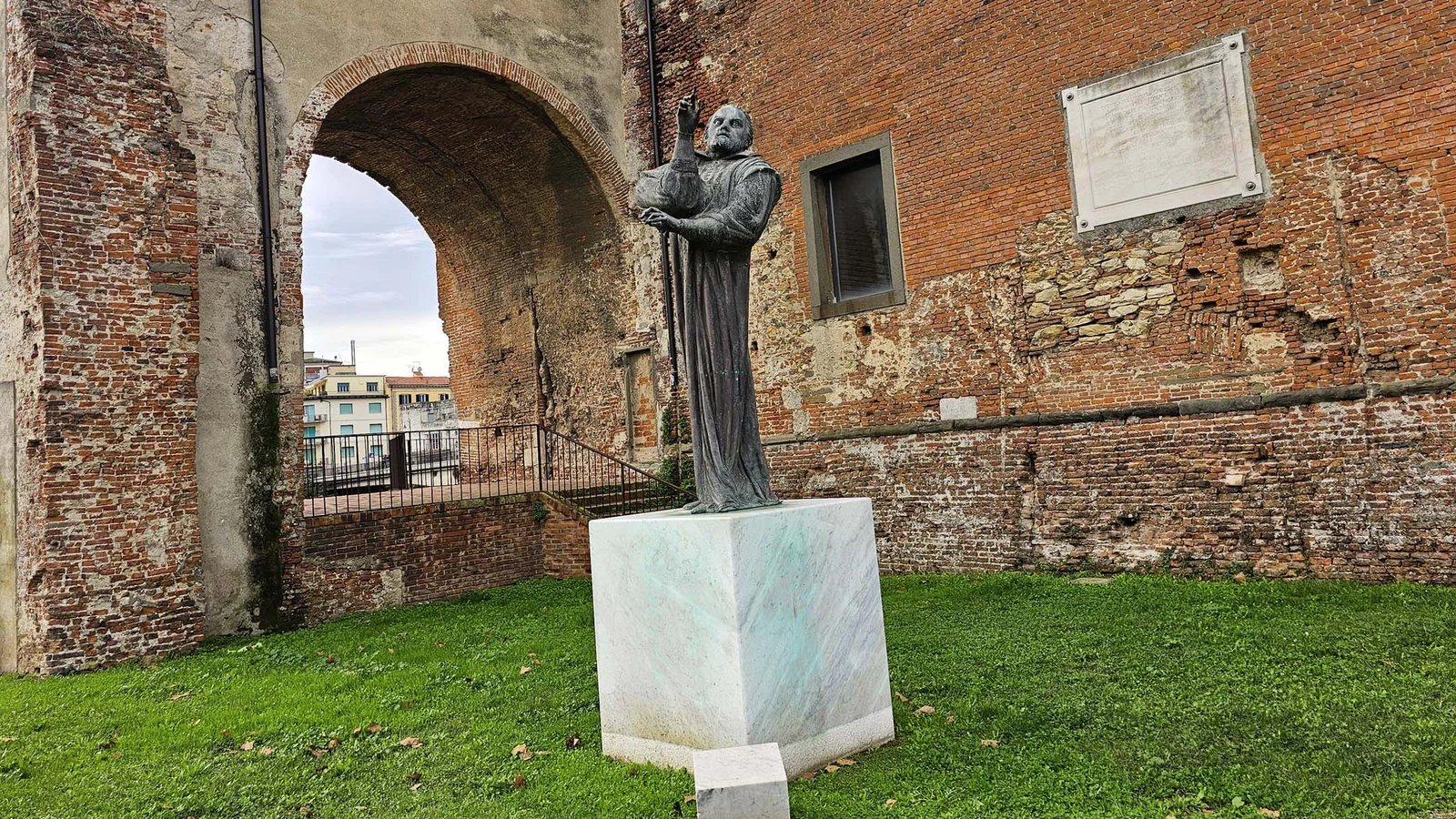 Statue de Galilée — secteur des arsenaux — Pise