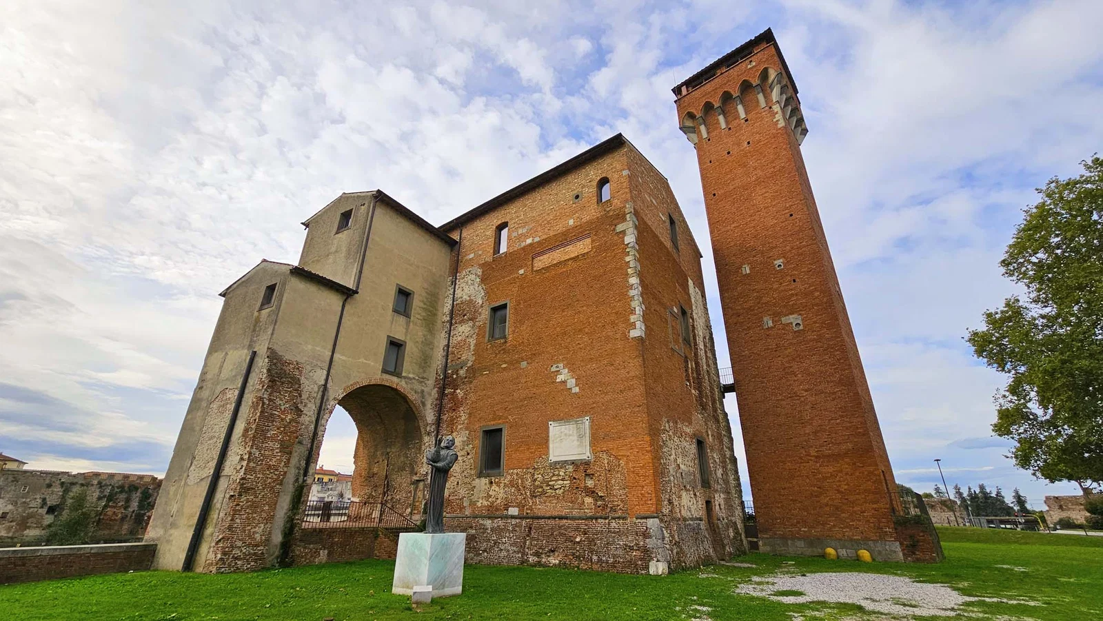 Tour Guelfa — Pise