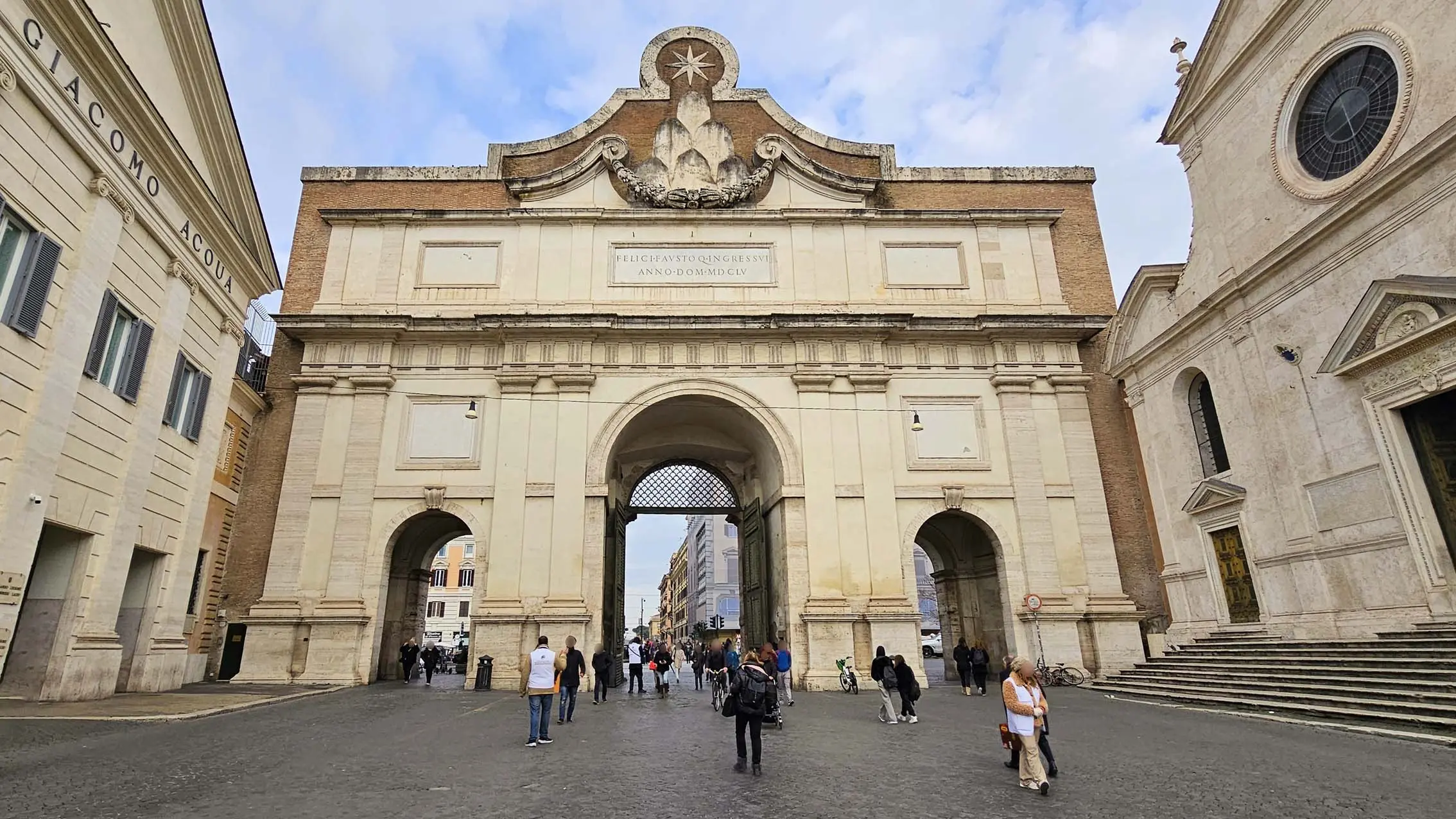 Porta del Popolo à Rome en Italie