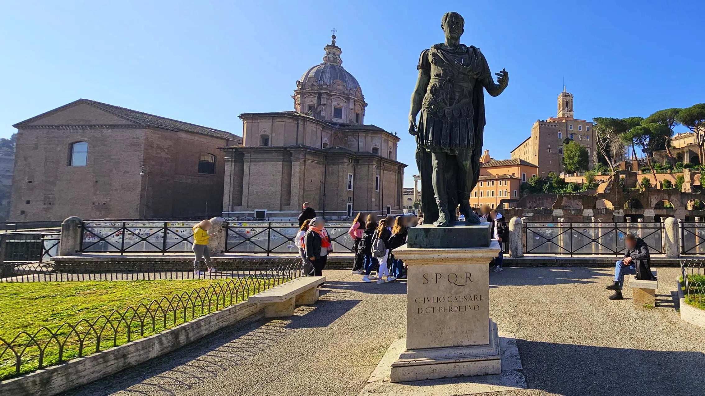 Statua di Giulio Cesare à Rome en Italie