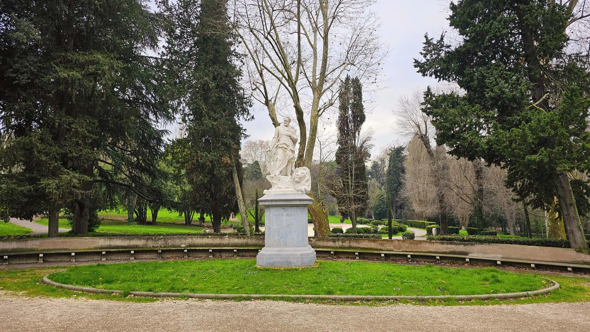 Statua di Victor Hugo à Rome en Italie