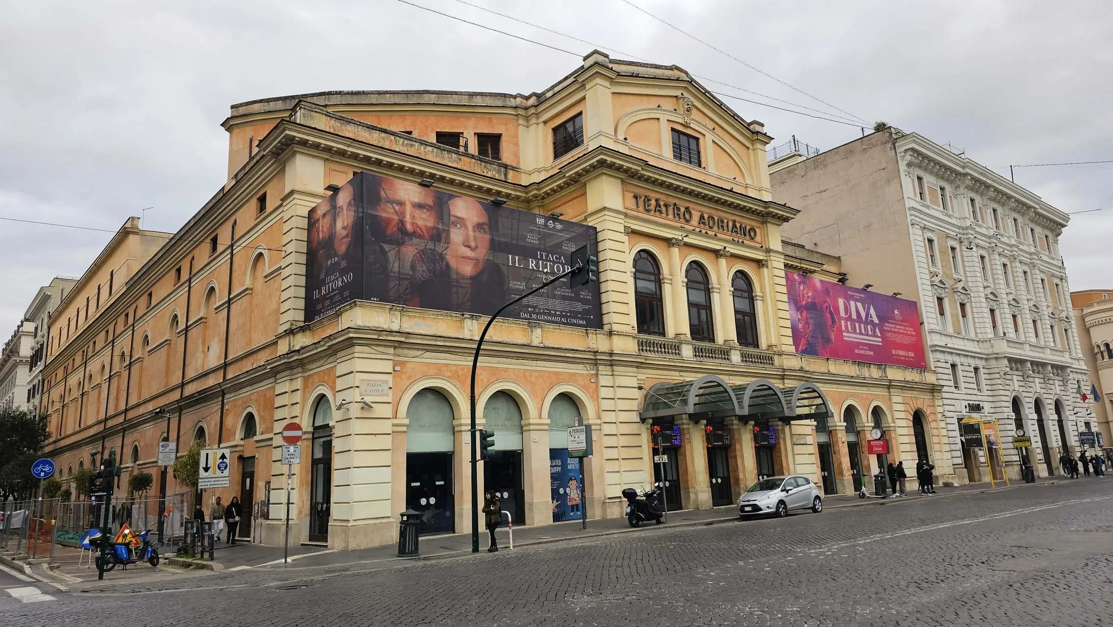 Teatro Adriano à Rome en Italie