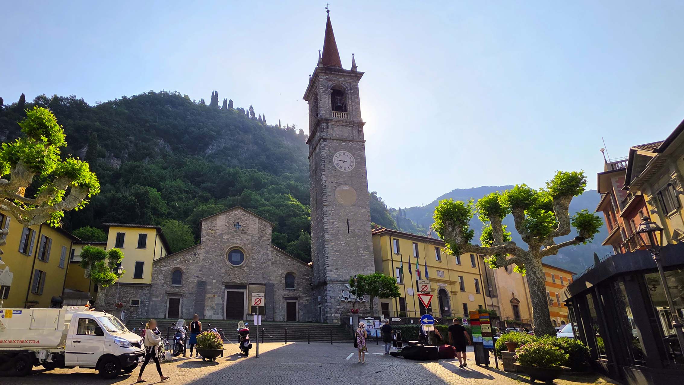 Chiesa di San Giorgio situé à Varenna au lac de Côme en Italie