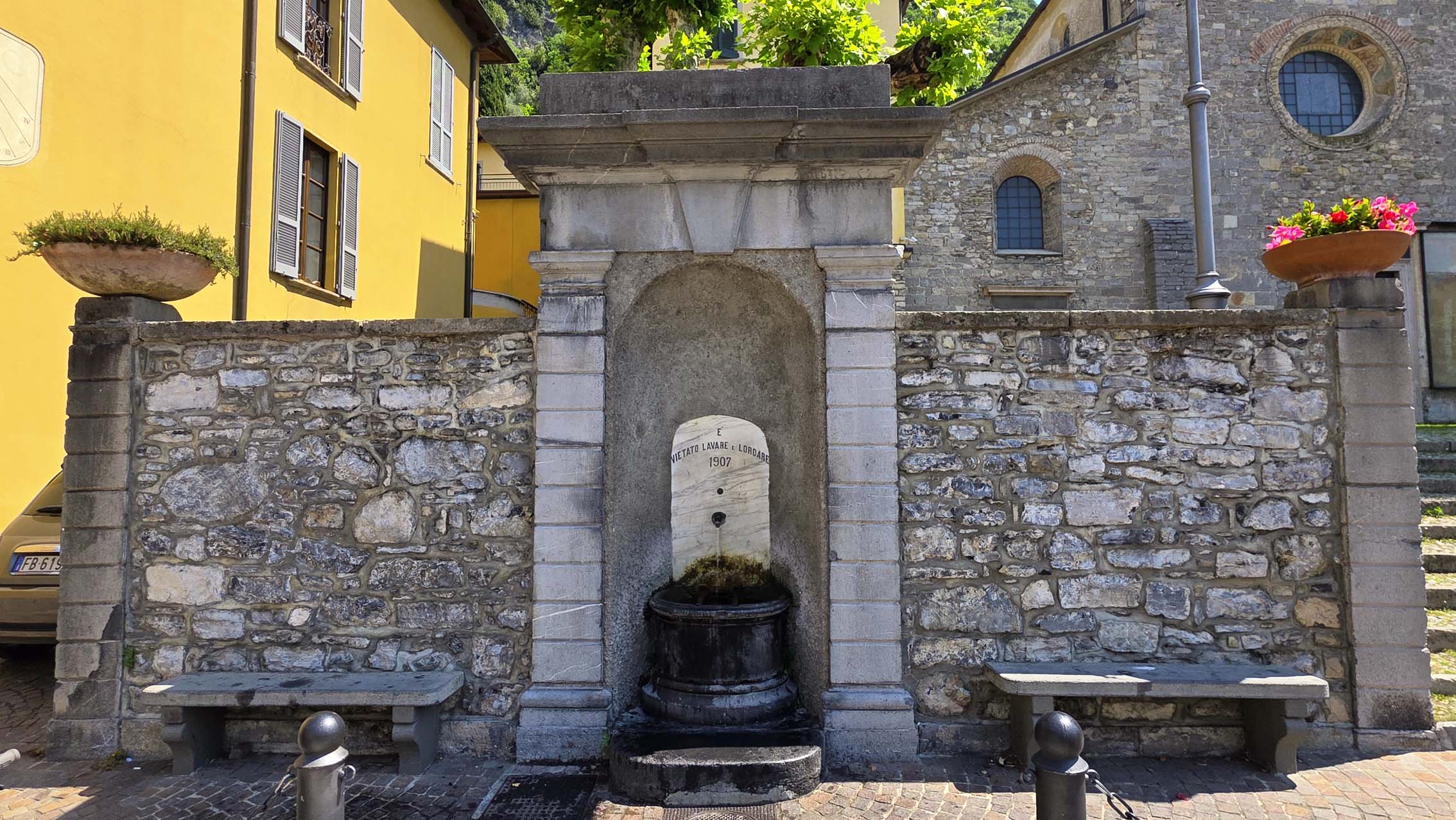 Fontana in Piazza San Giorgio situé à Varenna au lac de Côme en Italie