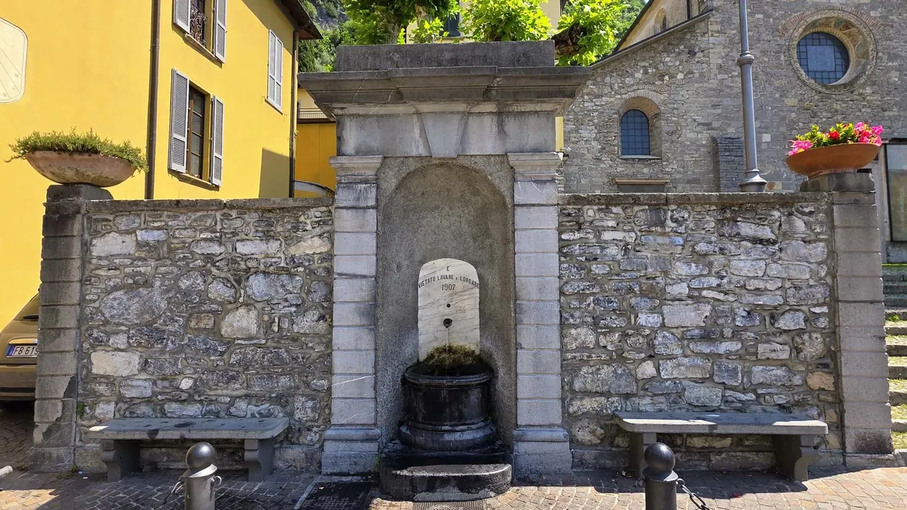 Fontaine de la place Saint-Georges — Varenna