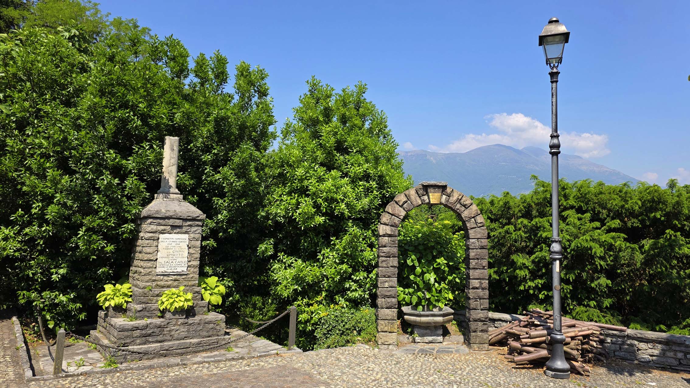 Monumento dedica della Grande Guerra situé à Varenna au lac de Côme en Italie