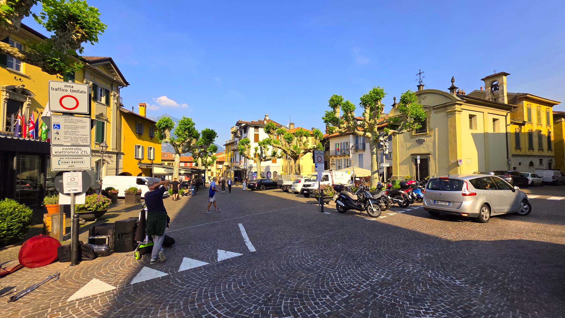 Piazza San Giorgio situé à Varenna au lac de Côme en Italie
