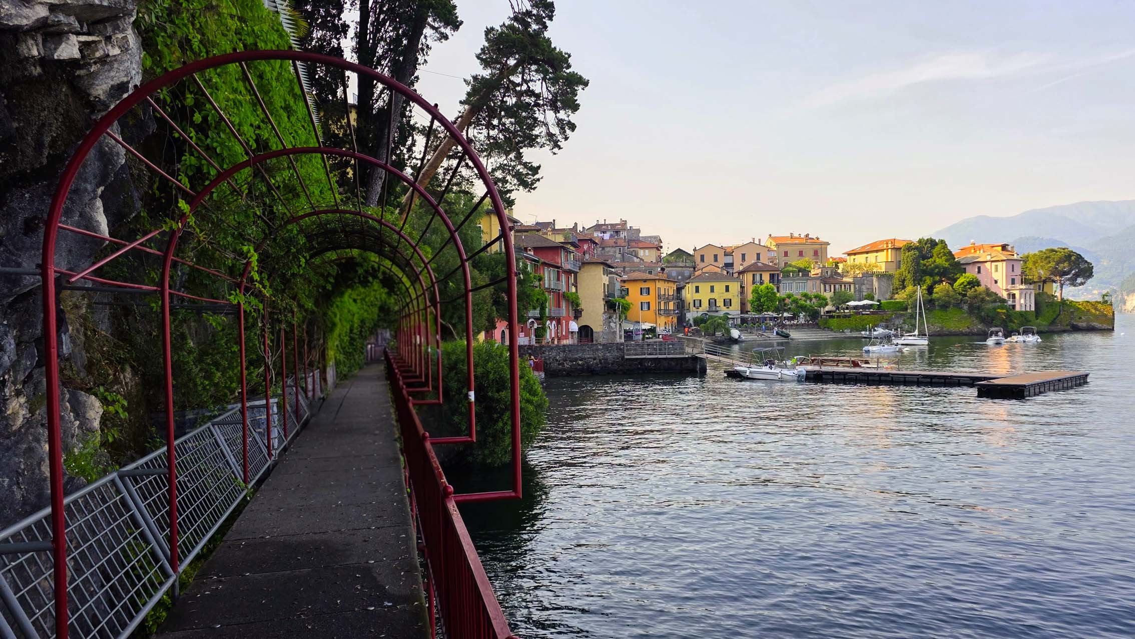 Promenade du Patriarche situé à Varenna au lac de Côme en Italie