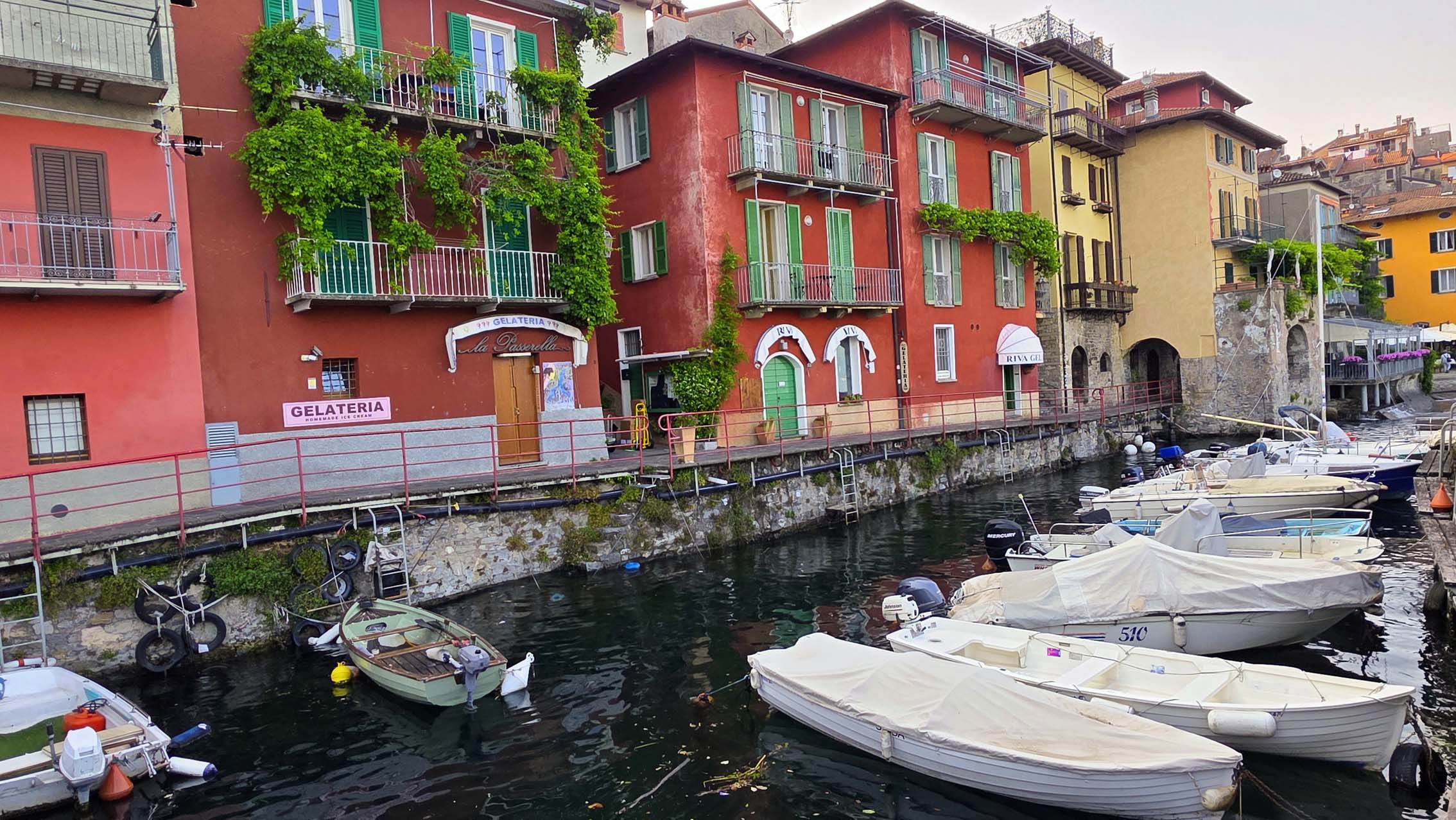 Riva Grande situé à Varenna au lac de Côme en Italie