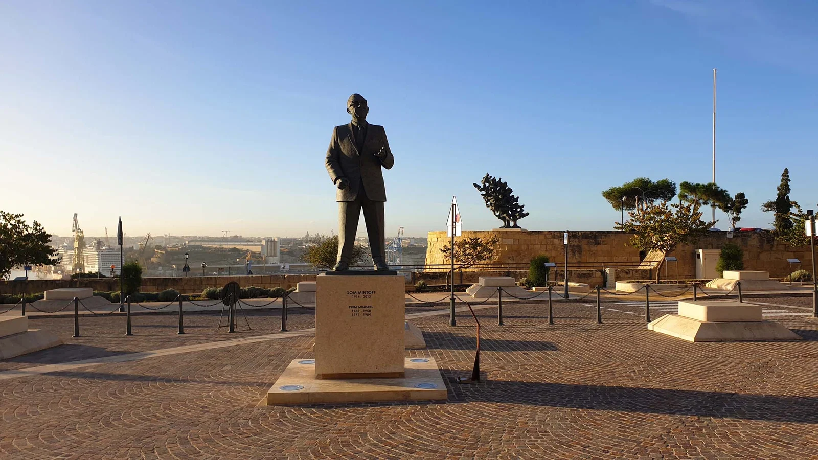 Monument à Dom Mintoff — La Valette