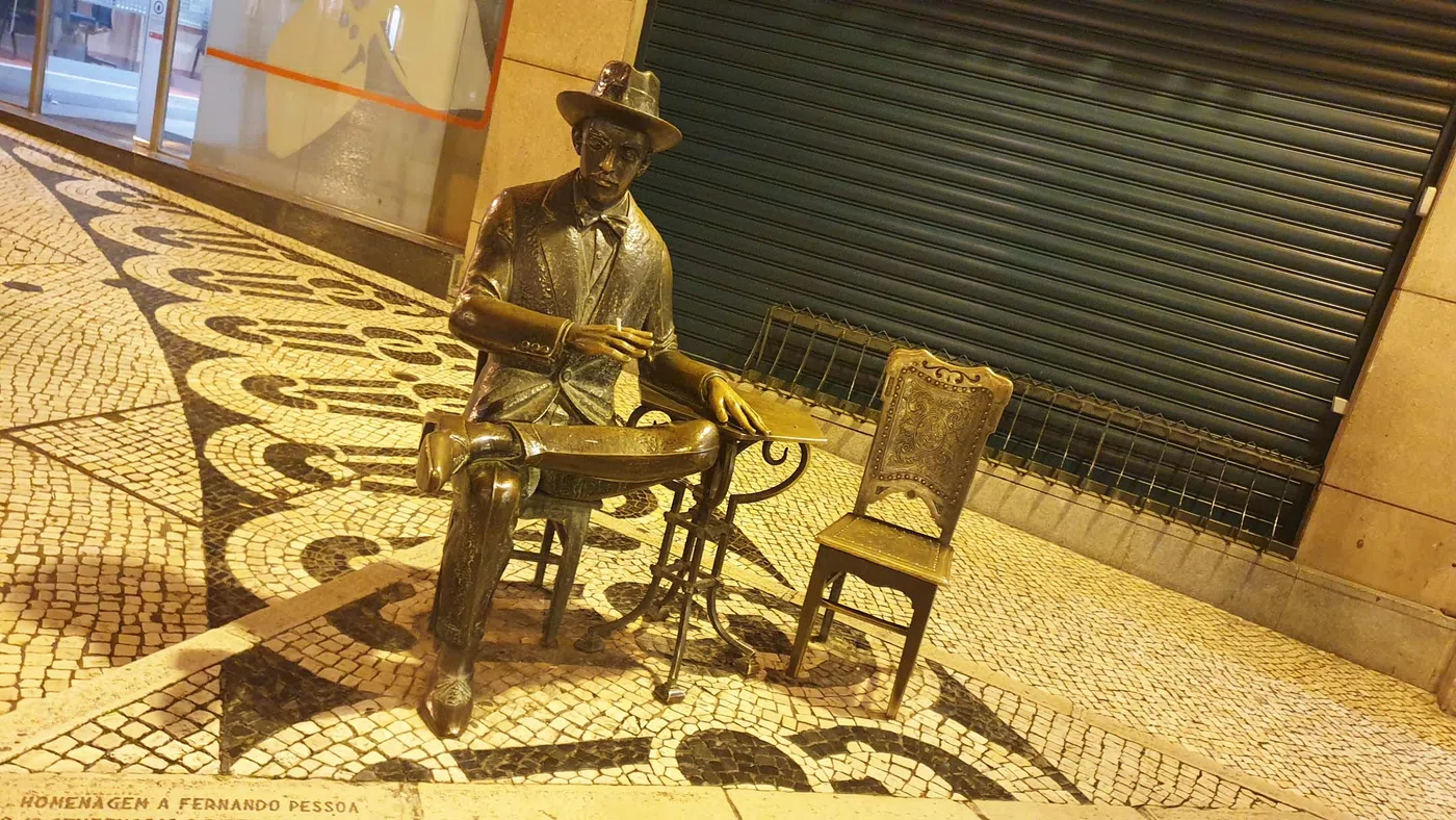 Estátua a Fernando Pessoa — Lisbonne