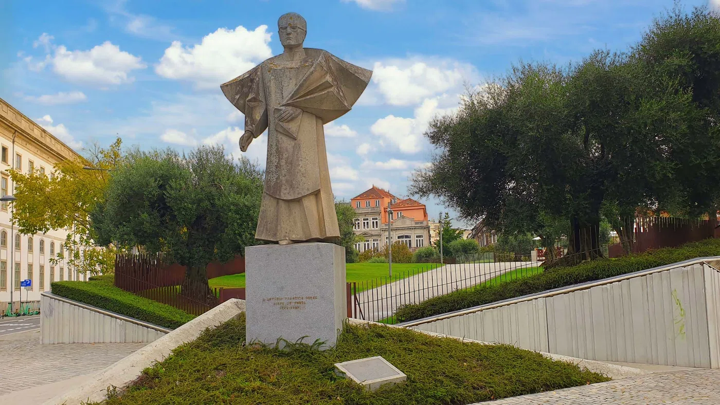 Estátua do Bispo D. António Ferreira Gomes — Porto