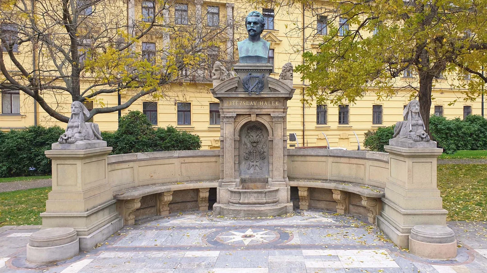 Monument à Vítězslav Hálek — Prague