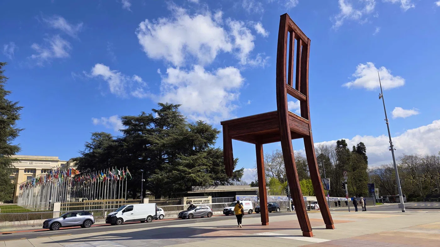 Broken Chair — Genève