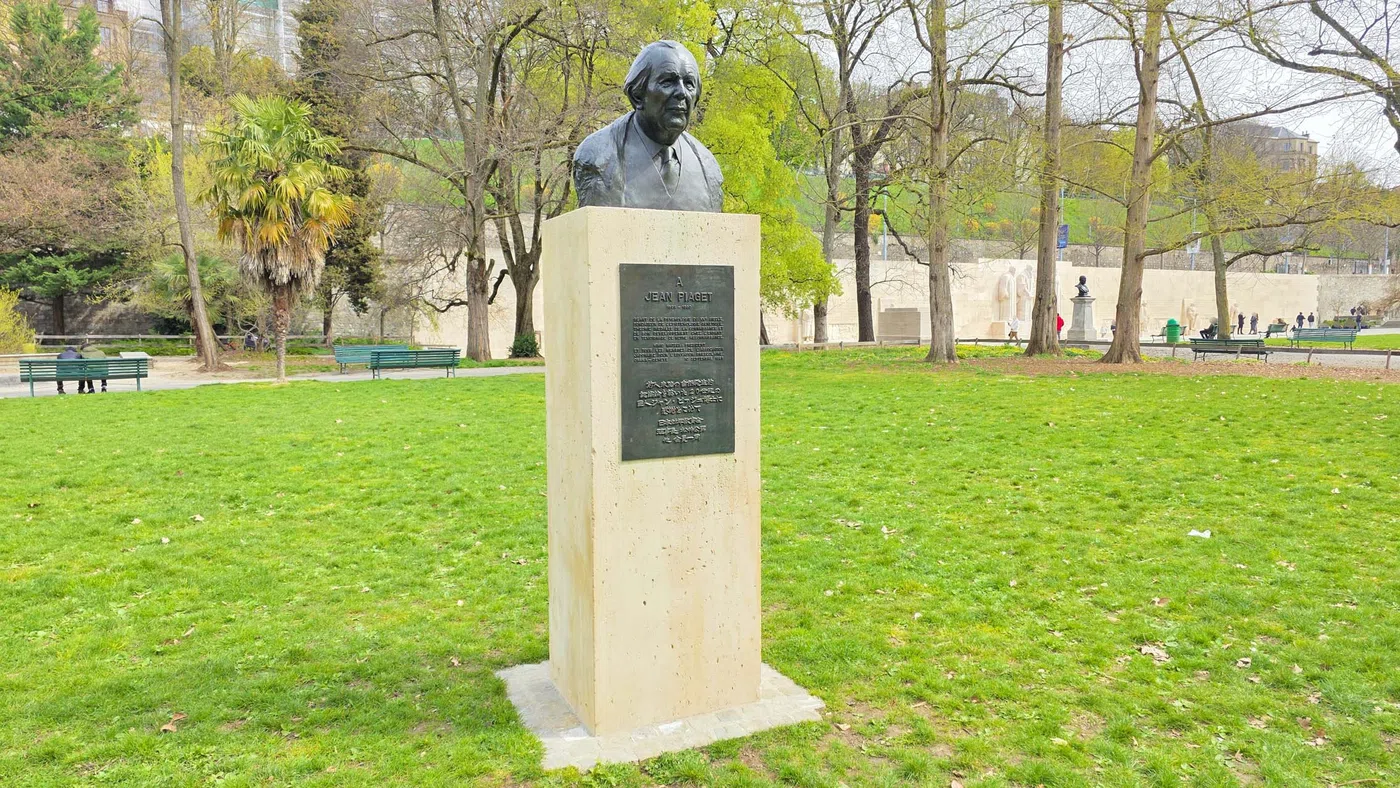Buste de Jean Piaget — Genève
