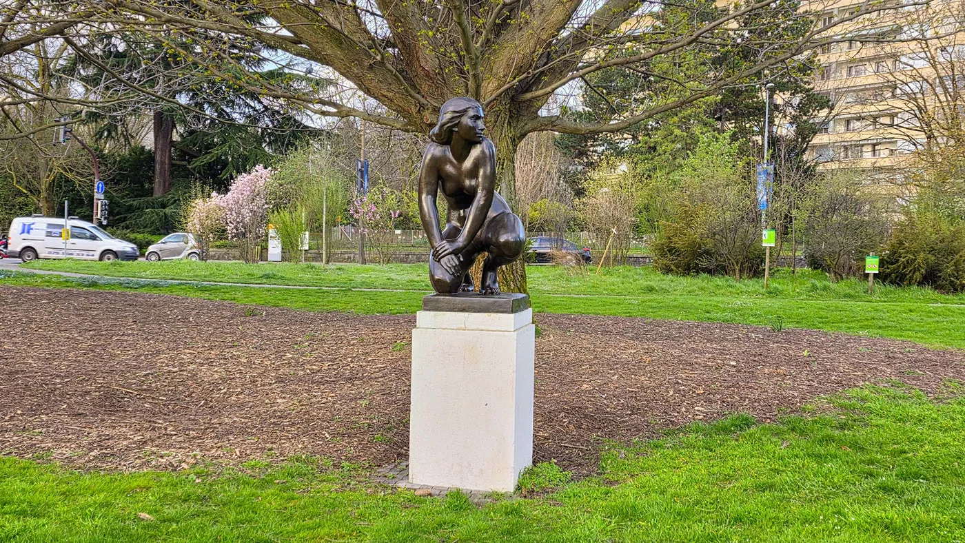 Femme agenouillée — Genève