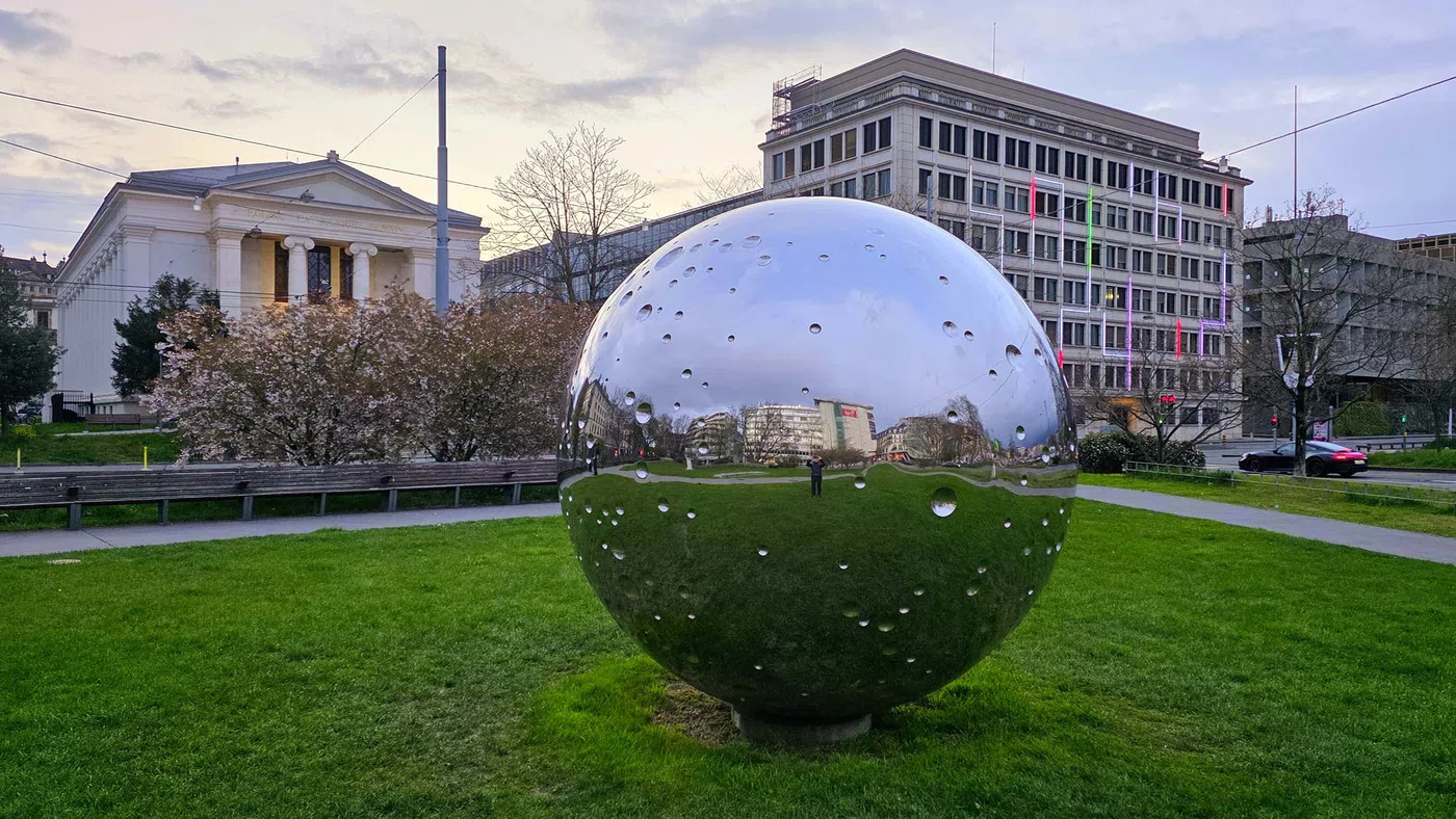 Sphère miroir — Genève