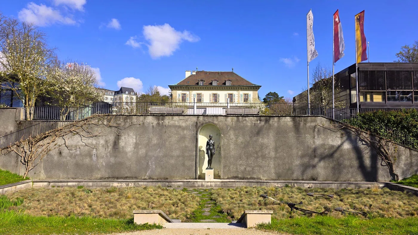 Statue de femme nue — Genève
